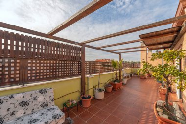 Güneş Oryantasyonu: Güneşin gün boyunca nasıl vurduğunu anlamak gölgeli alanların konumlandırılması için çok önemlidir