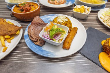 Moro pilavı, biftek, kızarmış muz ve porselen tabakta avokado salatası tarifi. 