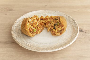 Arancini, o karşı konulmaz doldurulmuş pirinç topları basit bir aperatiften ya da sokak yemeğinden çok daha fazlasıdır; Sicilya gastronomisinin aşçılık amblemidir.