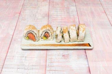  Uramaki, kültürel adaptasyon ihtiyacından doğan parlak bir yenilik. Suşi erişimini genişletti. 