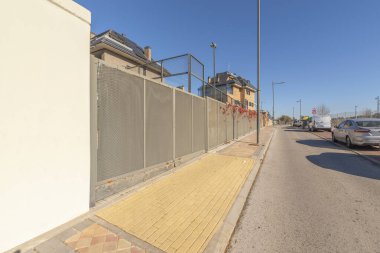 Perdenin alt kısmını nemden ve aşınmadan koruyan aseboardlar aynı zamanda görsel olarak da katkıda bulunur.  