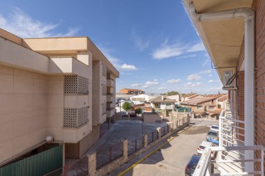 Romantik klasik kırmızı tuğlayı daha çağdaş renklere ya da sıvanmış ve boyalı cephelere maruz bıraktı.