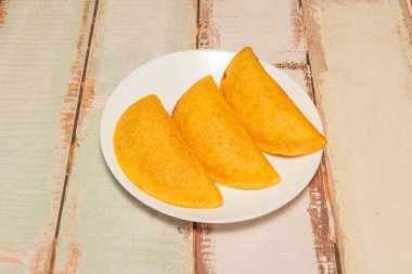 Kolombiya börekleri önceden pişirilmiş mısır hamurlarıyla ayırt edilir. Bu da onlara eşsiz bir doku ve tat verir..