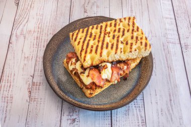  Pizzanın düz şekli ve pişirme yöntemiyle karşılaştırıldığında Focaccia kendi varlığıdır.,