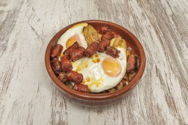 Kuvvetlendirilmiş huevos rotos 'un durumu bir imza yemeği olarak