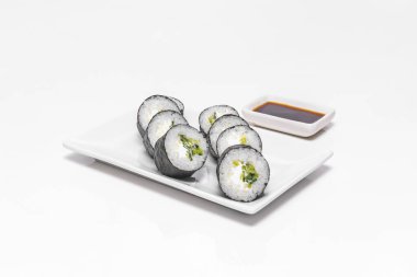 Maki uygun bir atıştırmalık olarak tasarlandı, yemek çubuklarıyla ya da elle yenmesi kolay, paket servis için ya da sokak yemekhanelerinde yemek için ideal. 