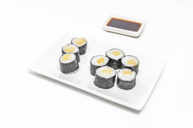 Norveç çarşafları kızarmış ve ezilmiş deniz yosunudur. Nemli pirinçle temas edince hafifçe yumuşayan belirgin umami aromalı ve gevrek bir dokuya sahiptir.