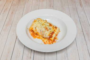 Lazanya birbirini tamamlayan üç ana elementten oluşan bir senfonidir.