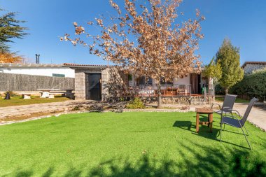 Burası çocuk oyunları, hafif sporlar ya da yalın ayak yürümek ve ayak altında çimlerin tadını çıkarmak için ideal bir yer..