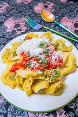 Makarnanın şekli sosla etkileşime girecek şekilde tasarlandı. Ya onu yakalayacak, emecek ya da yüzeyine yapışmasını sağlayacak şekilde..