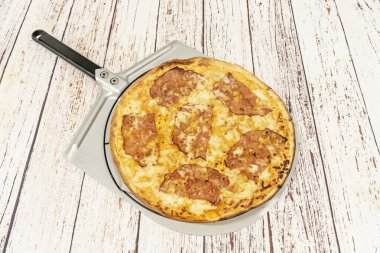 Roma pizzası Napoli pizzasından oldukça farklıdır, aynı temel malzemeleri paylaşmasına rağmen..