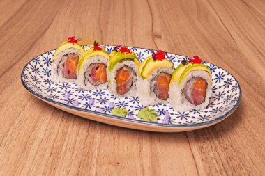 California Roll 'un popülaritesi yaratıcılık ve deneysellik patlamasına kapı açtı ve sayısız uramakis çeşitliliğine yol açtı.