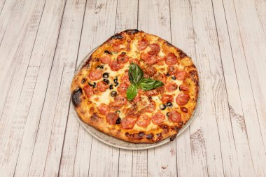  New York usulü pizza (genellikle daha büyük, çiğnenmiş hamurlu)