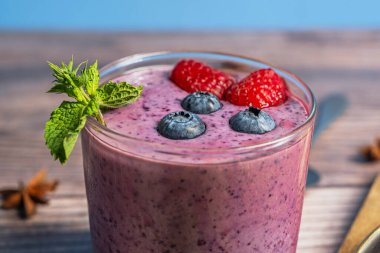 Naneli yabanmersini ve koyu çikolatalı smoothie, martini bardağında kakao tozuyla servis ediliyor.