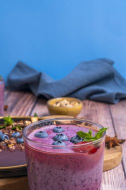 Böğürtlen ve ahududu smoothie yakın çekim, cam ve böğürtlen üzerine yoğunlaşma damlacıkları yüzen