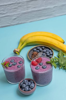 Yabanmersini ve muz suyu kasesi, gevrek granola ve chia tohumlarıyla süslenmiş, doku ve renk patlaması