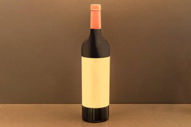 Oksitlenmiş bakır bir yüzeyde şarap şişesi, kromatik zıtlıklar yaratır.