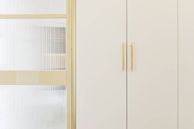 Çağdaş lüks: beyaz kaplama yüzeyine karşı mükemmel doğrusal formda üst düzey krom kapı kolu