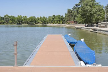 Şekiller ve renkler: teknelerin geometrik çizgileri 