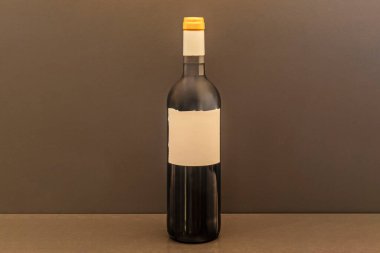 Ses tonunu şekillendiren ışıklandırmalı yalnız bir şişe üzerine minimalist çalışma.