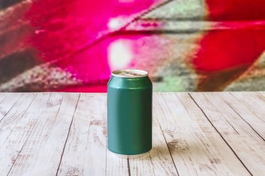 Taze açılmış bira, yükselen kabarcıklar ve boynu kremalı bir kafa, günbatımının altın ışıklarıyla aydınlanıyor.