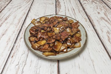 Başlangıçta Çin restoranları göçmen toplumlara hizmet etmek için ortaya çıktı..