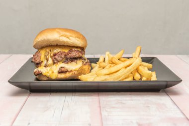 Pek çok imzalı burger lokantası taze ve dokusunu kontrol etmek için bifteği öğütmeyi tercih eder.