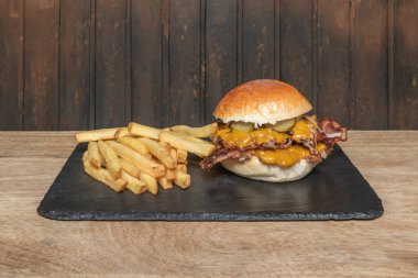 Klasik Patates Cipsi Burger: Ekstra çıtır patates iplikleri ve sulu köftenin üstünde bir yığın çıtır soğan.