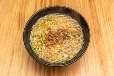 Kanton Biftek Eriştesi: koyu soya sosunda marine edilmiş, kırmızı biber ve kırmızı soğanlı sulu sığır eti parçaları.