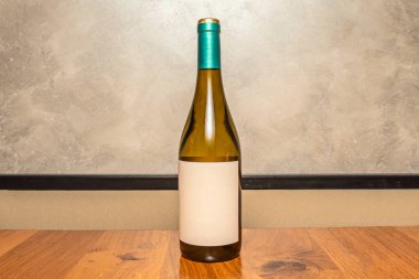 Işıklandırma çalışması: Arka ışıklandırmayla yakalanan şişe, profil ve içeriğini vurguluyor