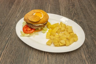 Kutlama Burger: Dört peynirli üçlü köfte ve yanında sufle patates  