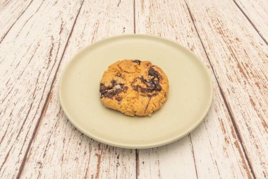 Vejetaryen Fıstık Ezmeli Kurabiye: süt ve yumurtasız, doğal fıstık ezmeli ve vejetaryen çikolatalı.