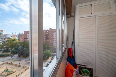 Gri alüminyum yapılı ve cam camlı sera terası yıl boyunca kullanıma izin veriyor.