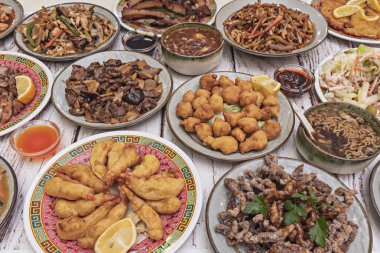 Pekin usulü Kızarmış Biftek: Sıvıların içine jülyen şitake mantarları ve bambu filizleriyle hızlıca pişirilmiş yüksek sıcaklıkta..