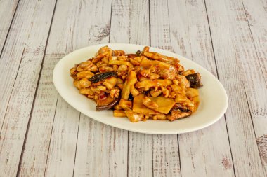 Çin usulü Limonlu Tavuk: Tatlı ve ekşi narenciye sosuna taze limon ve kızarmış susam tohumu karıştırılmış kızarmış tavuk parçaları