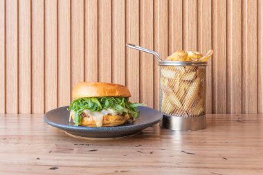 Tatlı Patates Burger: Tarçınlı patates kızartması ve yoğurt sosu, tohum ekmeği ve baharatlı domuz eti.