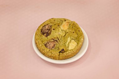 Matcha ve Beyaz Çikolatalı Kurabiyeler: kremalı beyaz çikolata parçalarının tatlı kontrastlı canlı yeşil renkler