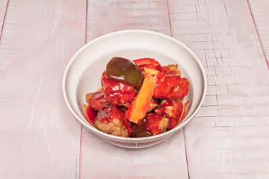 Bambu Sepet Tavuğu: Yumuşak bambu filizlerinden oluşan bir yatakta bok buharı ile pişirilmiş hassas parçalar