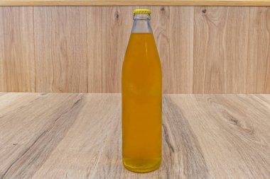 Klasik şişe soda: kavisli bir bardağın içinde, içi buzla dolu, doldurulmaya ve keyif almaya hazır, altın ya da kırmızı bir sıvı.