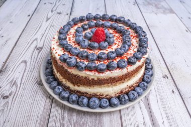 Krem şantili kırmızı kadife: Taze krema ve yaban mersinli krema