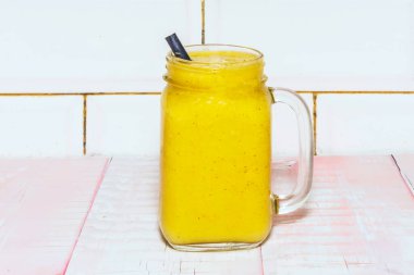 Köpüklü Limonata: Limonlu ve narenciye aromalı kontrastlı limon köpüğü ve limonlu soda ile kaplanmış bir versiyon.