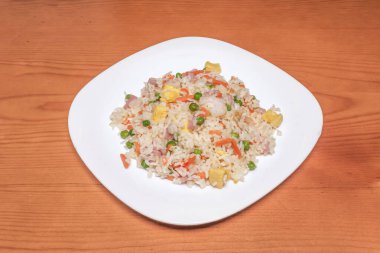 Brunch Fried Rice: haşlanmış yumurta, avokado ve gevrek domuz eti şeritli bir versiyon.