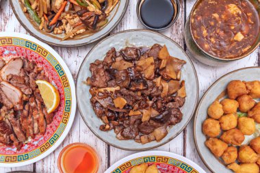 Hunan usulü ağır ateşte pişirilmiş et: Yıldız anason ve kurutulmuş portakal kabuğuyla koyu soya sosunda yavaş pişirilmiş..