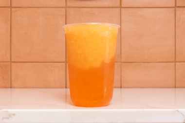 Yaz İksiri: Taze sıkılmış limon hamurlu ev yapımı limonata, ezilmiş buz ve tatlı sözler veren bardağın kenarında şeker bir kenar.