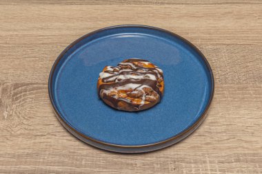 Kahve kremalı ve karamelize bademli nefis tarçınlı börekler.