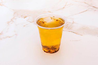 Geleneksel Buzlu Kara Çay: Kristal berrak buzla dolu uzun bardak, dilimlenmiş limon ve ferahlatıcı aromasını artıran taze nane yaprakları