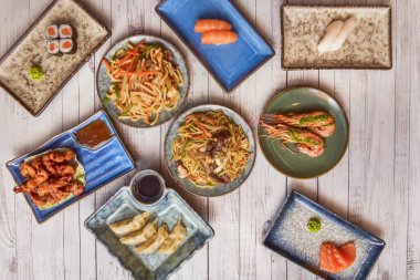 BBQ Pirinç Eriştesi: Kızarmış et ve ızgara sebzeyle karıştırılmış barbekü sosu.