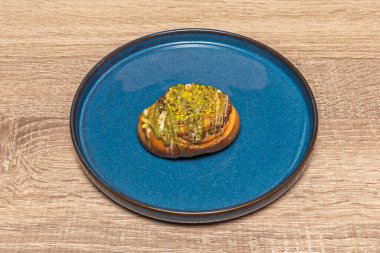 Krem şantili ve tarçınlı ev yapımı tarçın ruloları.