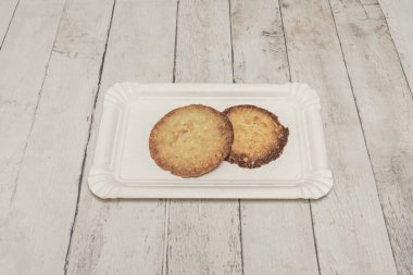 Yulaf kurabiyeleri böğürtlen reçeli ile dolu: lif ve antioksidanlarla sağlıklı bir kahvaltı