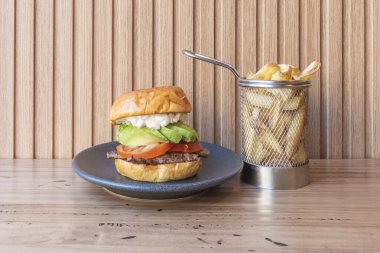 Dünyanın dört bir yanındaki lüks restoranlarda hamburgerler tatma menülerine veya özel bir yemek olarak eklenmiştir.